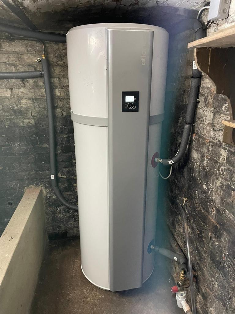Chauffe-eau thermodynamique installé dans le garage d'une villa à Sainte-Maxime
