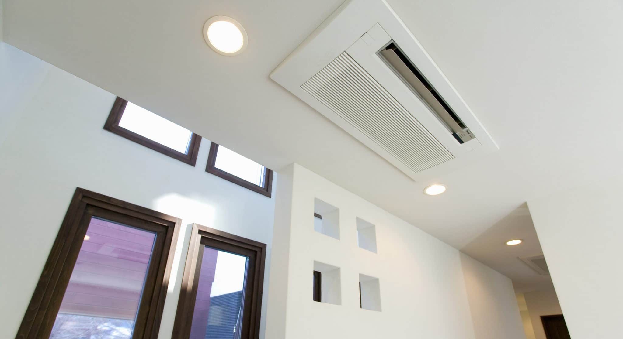 Grille de soufflage d'une climatisation gainable encastrée au plafond d'une villa à Sainte-Maxime