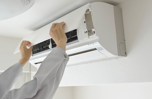 Pose d'une unité intérieure de climatisation multi-split dans une maison à Sainte-Maxime