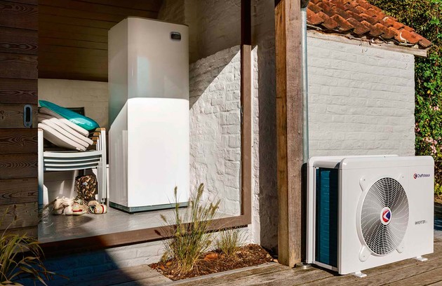Pompe à chaleur air/eau installée à Sainte-Maxime : unité extérieure et module intérieur dans une villa